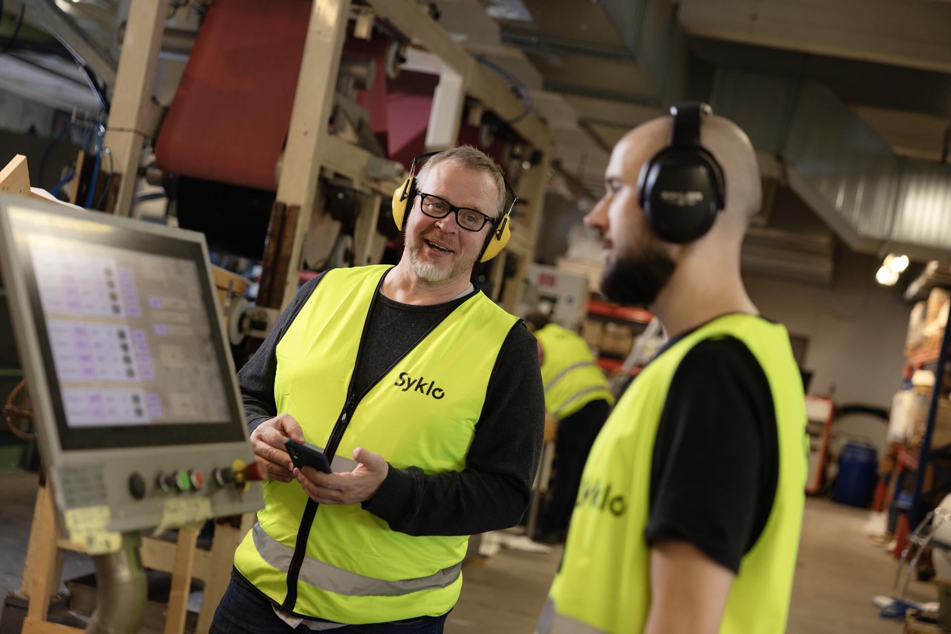 Syklon Sastamalan toimipisteen työntekijät biokomposiitin prosessilinjastolla.